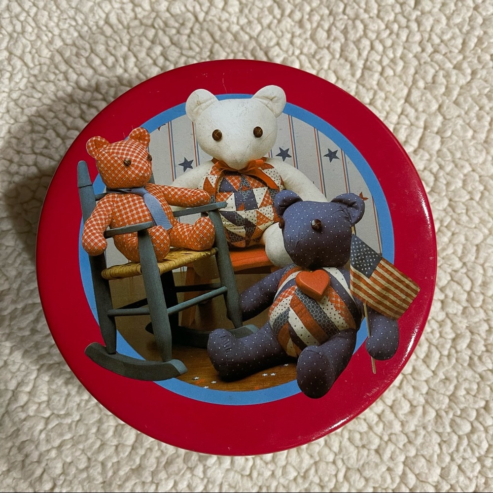 American Themed Teddy Bear Tin Can 
Red White & Blue
6.5” W X 2.5” H
Hearts Flag